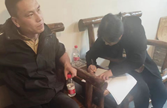 小两口签约薛香记