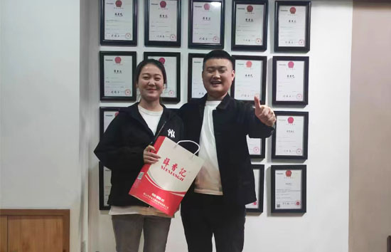 通辽小两口签约薛香记