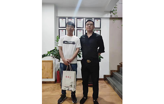 两兄弟成功签约薛香记