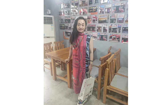 美女大姐签约薛香记